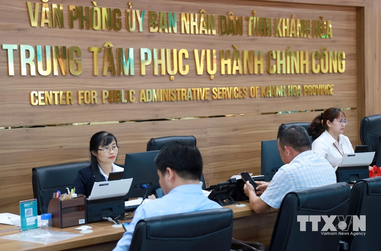 Người dân giải quyết các thủ tục tại Trung tâm Phục vụ hành chính công tỉnh Khánh Hòa. (Ảnh: Xuân Triệu/TTXVN)